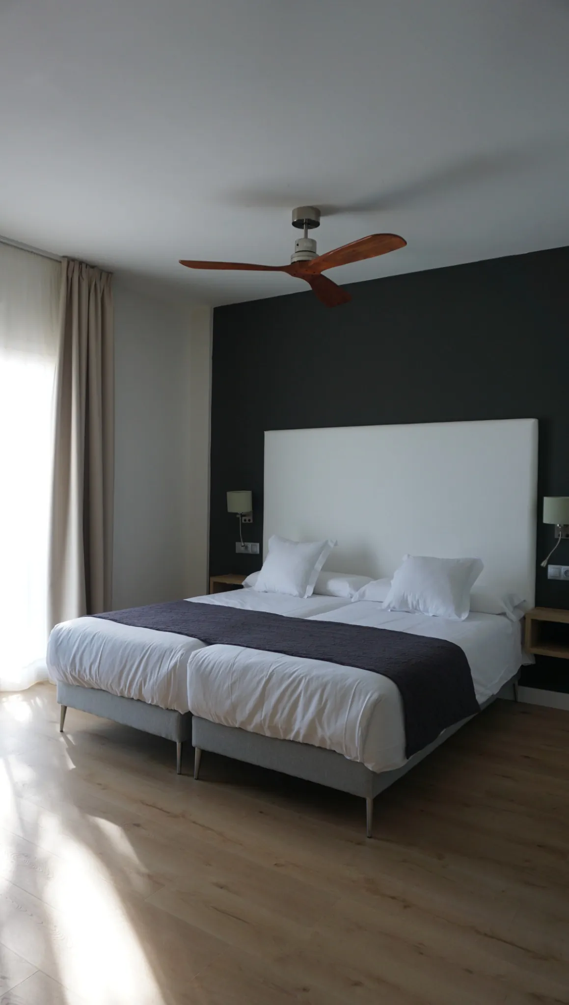 habitacion-moderna-con-cama-doble-y-ventilador-techo